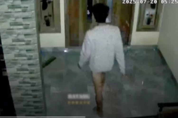 Seorang pria setengah telanjang mengejar wanita muda pada buta di Batang pada Minggu (20/7). (Instagram @inilahcom)